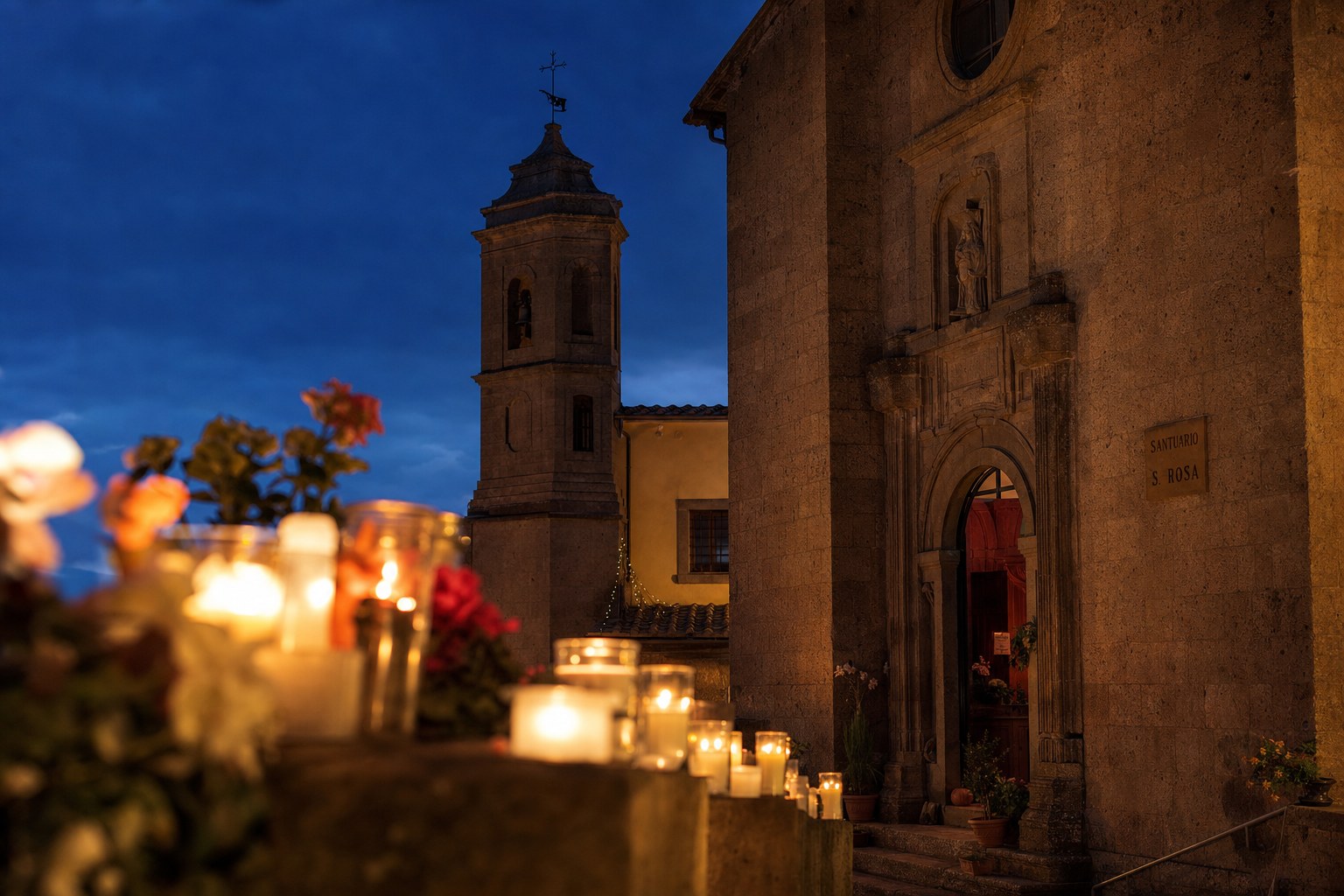 Interno del Santuario di Santa Rosa a Viterbo al tramonto, candele accese, atmosfera raccolta di preghiera su pietra viterbese calda.